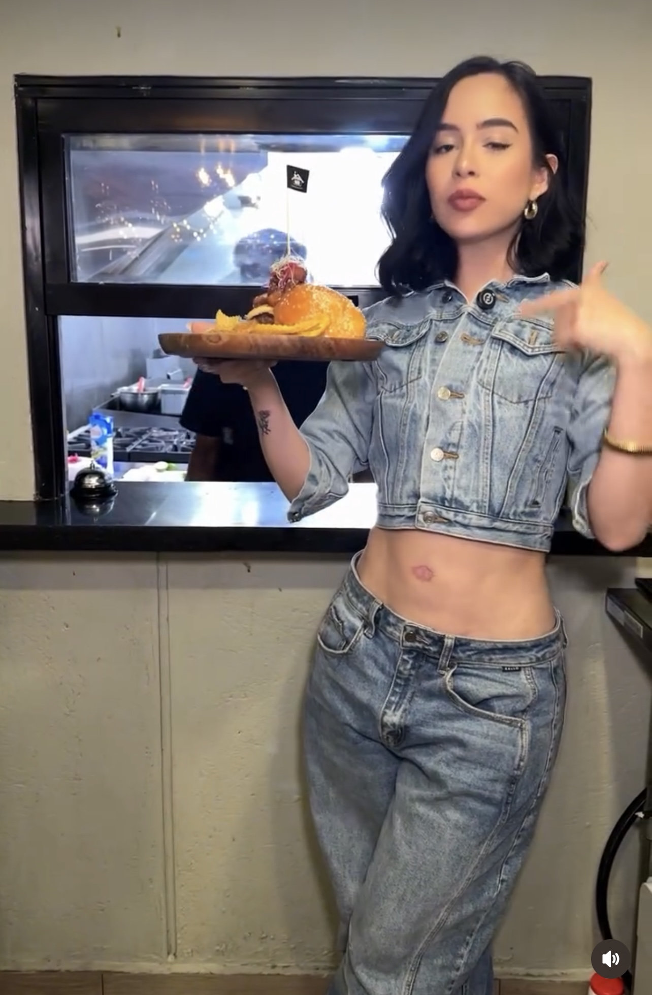 La influencer Sabrina Rojas mostró el aspecto de su ombligo en una publicidad.