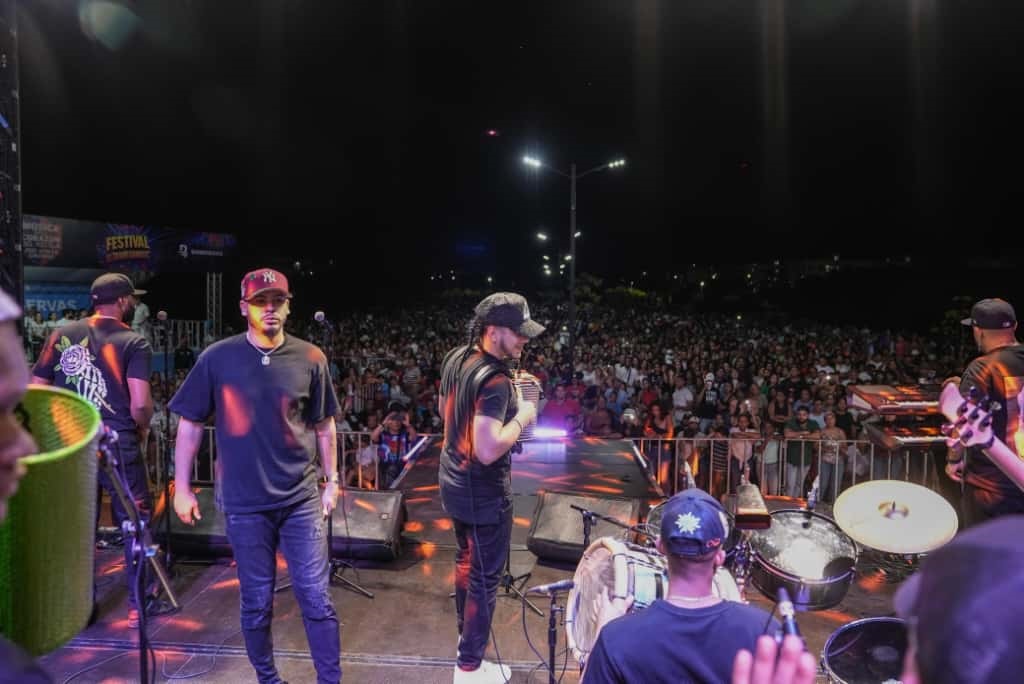 El Rubio del Acordeón llevó la música típica hasta Ciudad Juan Bosch.