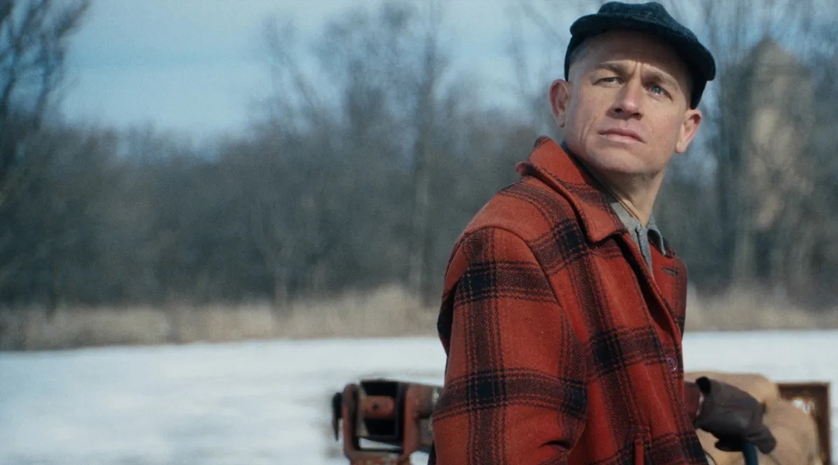 Charlie Hunnam, Laurie Metcalf y Suzanna Son encabezan el elenco de la historia real de Ed Gein, el asesino y profanador de tumbas que sirvió como inspiración para muchos de los villanos más macabros y emblemáticos de Hollywood.