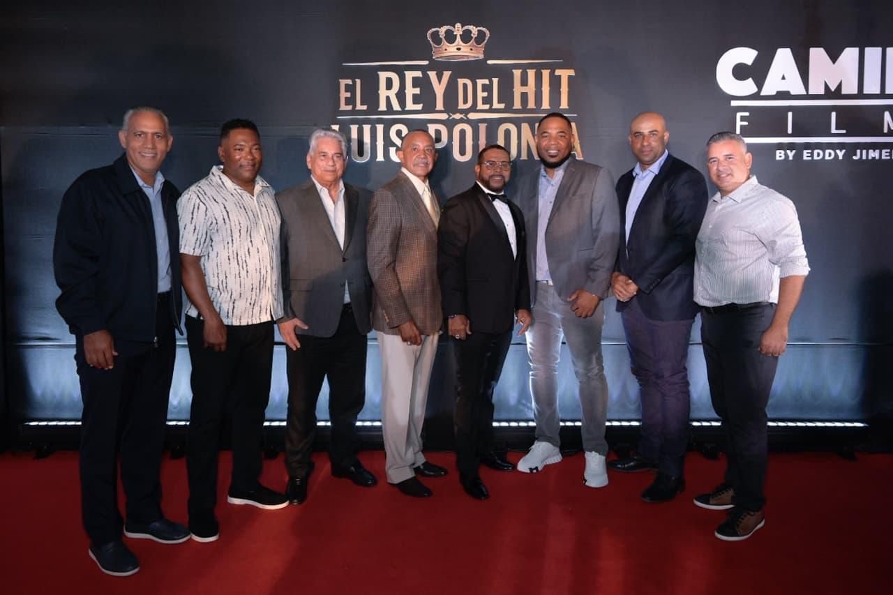 Luis Polonia junto a los productores del documental.