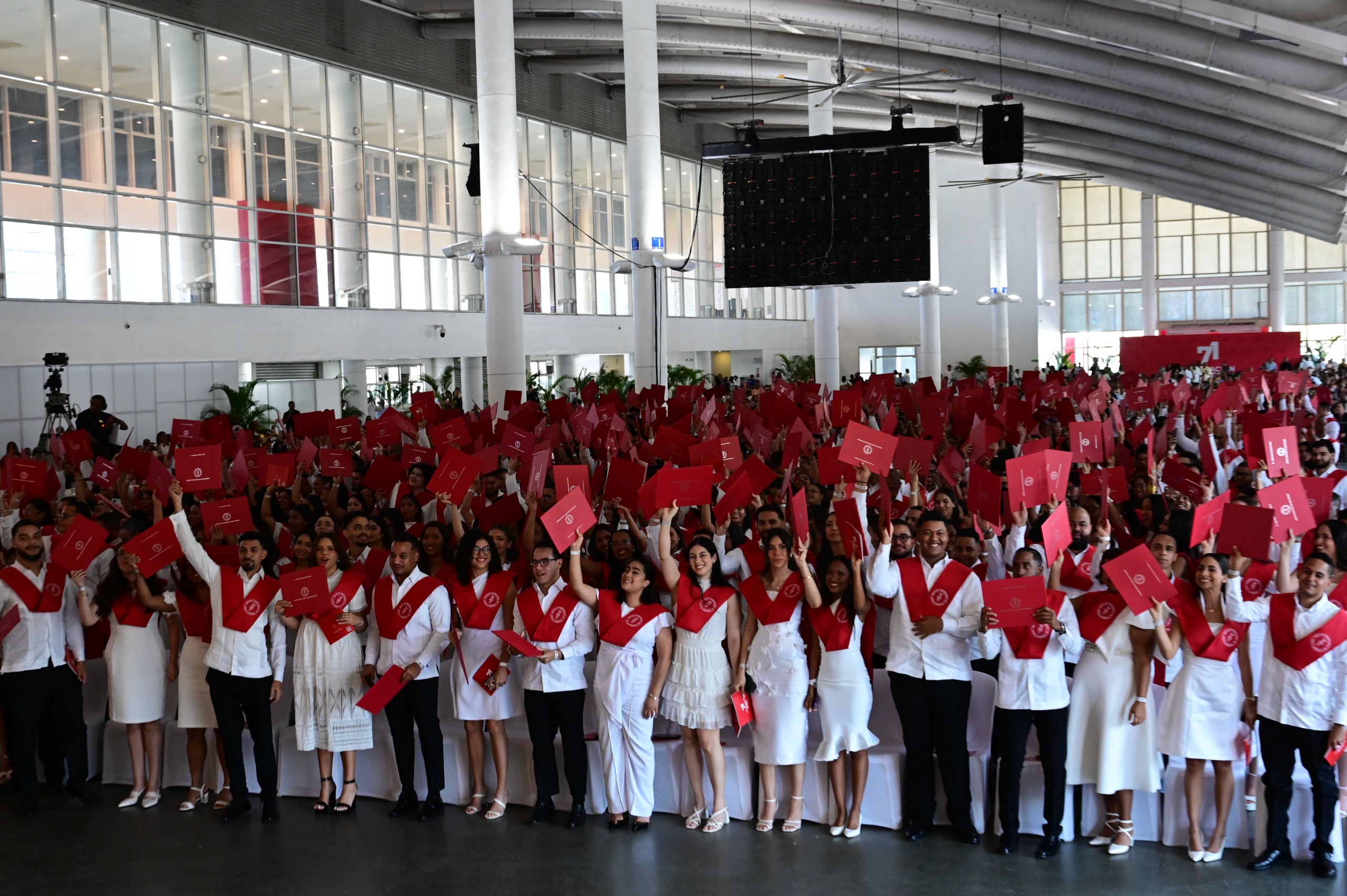 En esta investidura, 153 estudiantes obtuvieron lauros académicos.