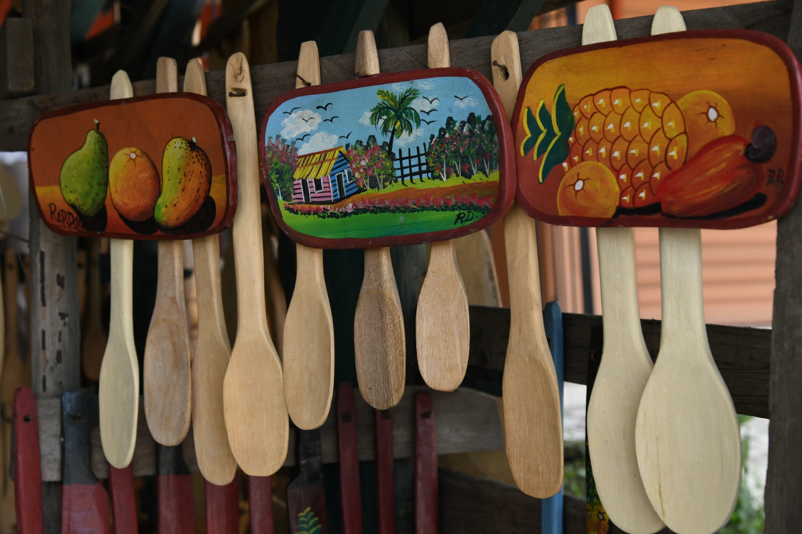 Rufino ayuda a Don Yeyito en venta de utensilios de cocina hechos con madera