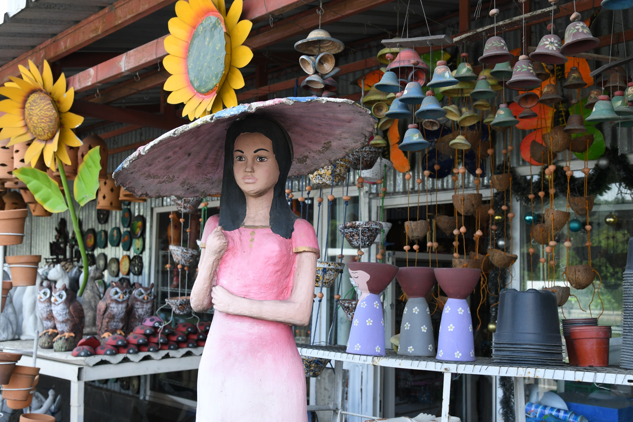 Artesanías de venta en la principal autopista de República Dominicana