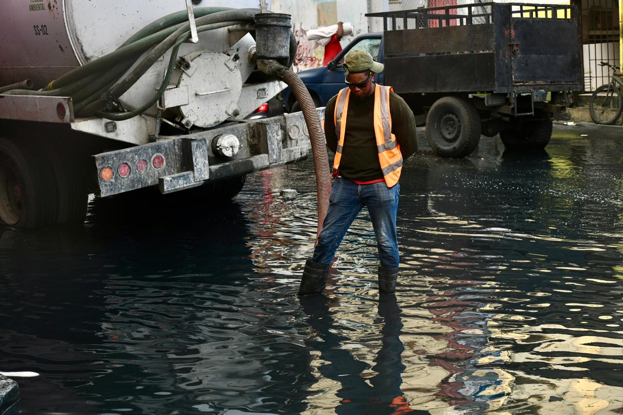 Camión del ayuntamiento succionando el agua estancada.