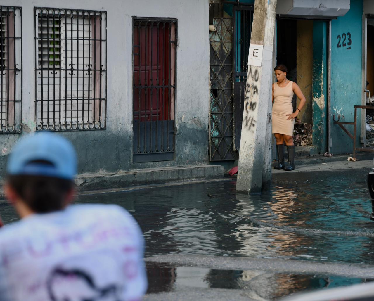 Las personas deben usar botas para poder cruzar la calle.