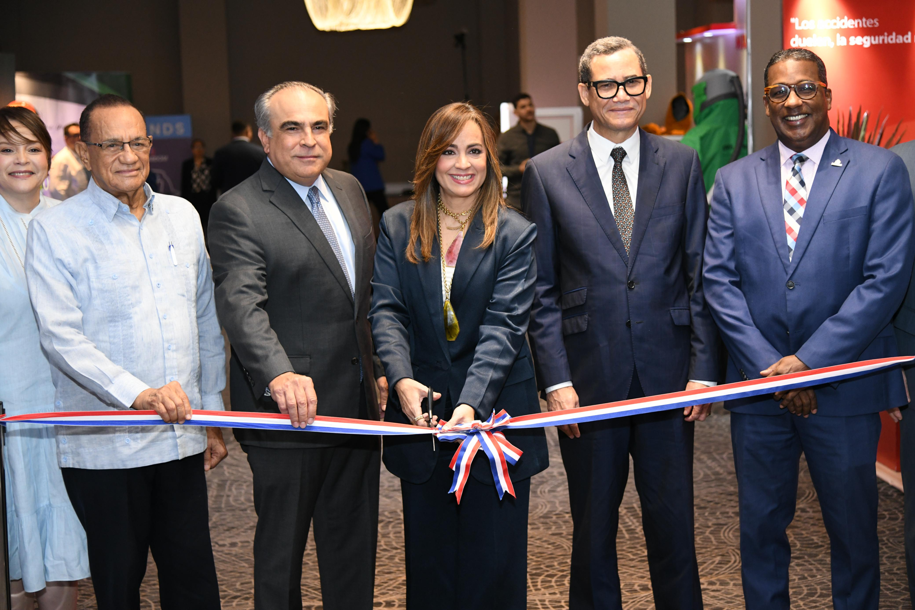 Laura Peña Izquierdo corta la cinta para la apertura del congreso de Copardom.