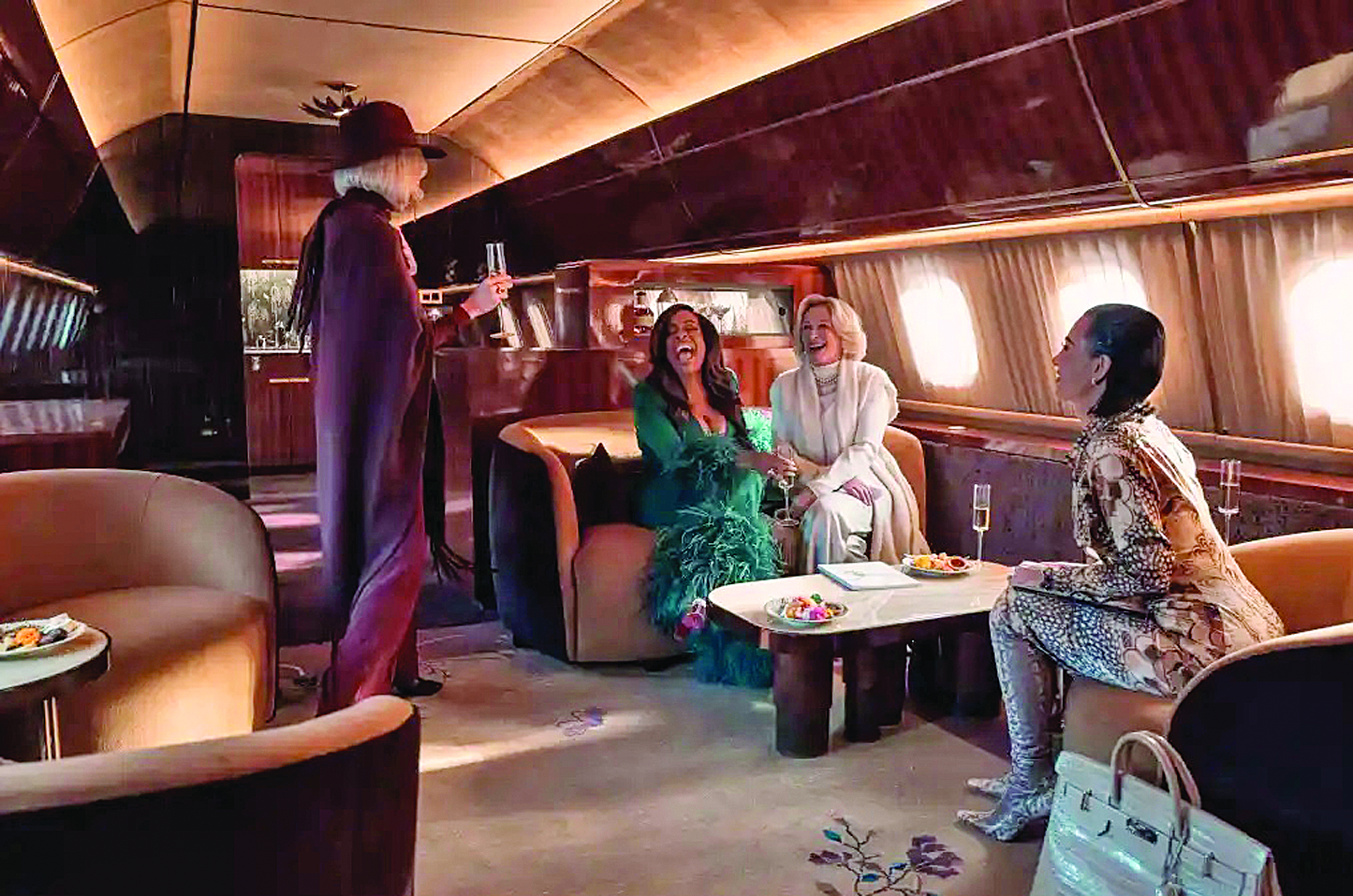 Glenn Close, Niecy Nash y Kim Kardashian en una escena de la serie 