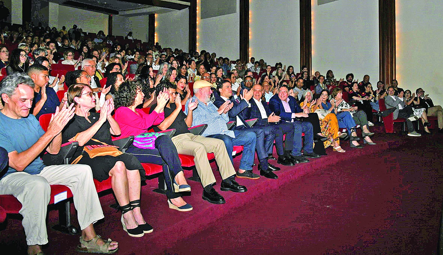 Una parte del público que acudió el domingo a la inaguración del Festival Internacional de Teatro 