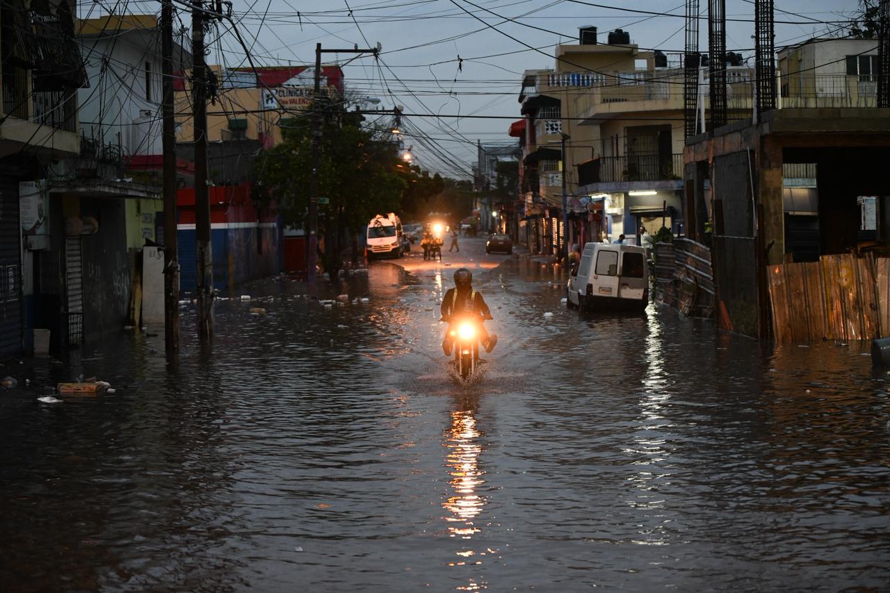 Las lluvias caídas ayer sobre santo domingo inundaron calles y avenidas, creando taponamientos y  retrasando el movimiento de los ciudadanos.