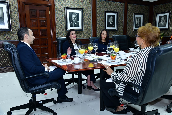Los ejecutivos de negocios turísticos de los bancos Popular y Reservas conversaron con Cándid Acosta, editora de Economía & Negocios.