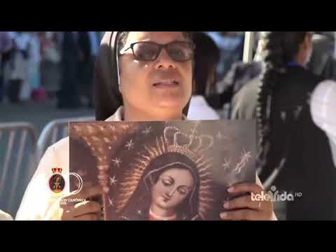 ¡Imperdible! El conmovedor viaje de la Virgen de la Altagracia por la República Dominicana, su primera travesía en más de 40 años, para celebrar su centenario. Sigue al Padre Evaristo Areché, su custodio, en esta misión espiritual. 'El Viaje de la Altagracia' es una explosión de fe, devoción y la identidad cultural dominicana, con testimonios y procesiones multitudinarias. Una historia única de fe y esperanza que une a nuestro pueblo bajo el manto de 'Tatica'. Dirigido por Elsa Turull de Alma, producido por Larimar Films. ¡Vive nuestra historia, vive nuestra fe!