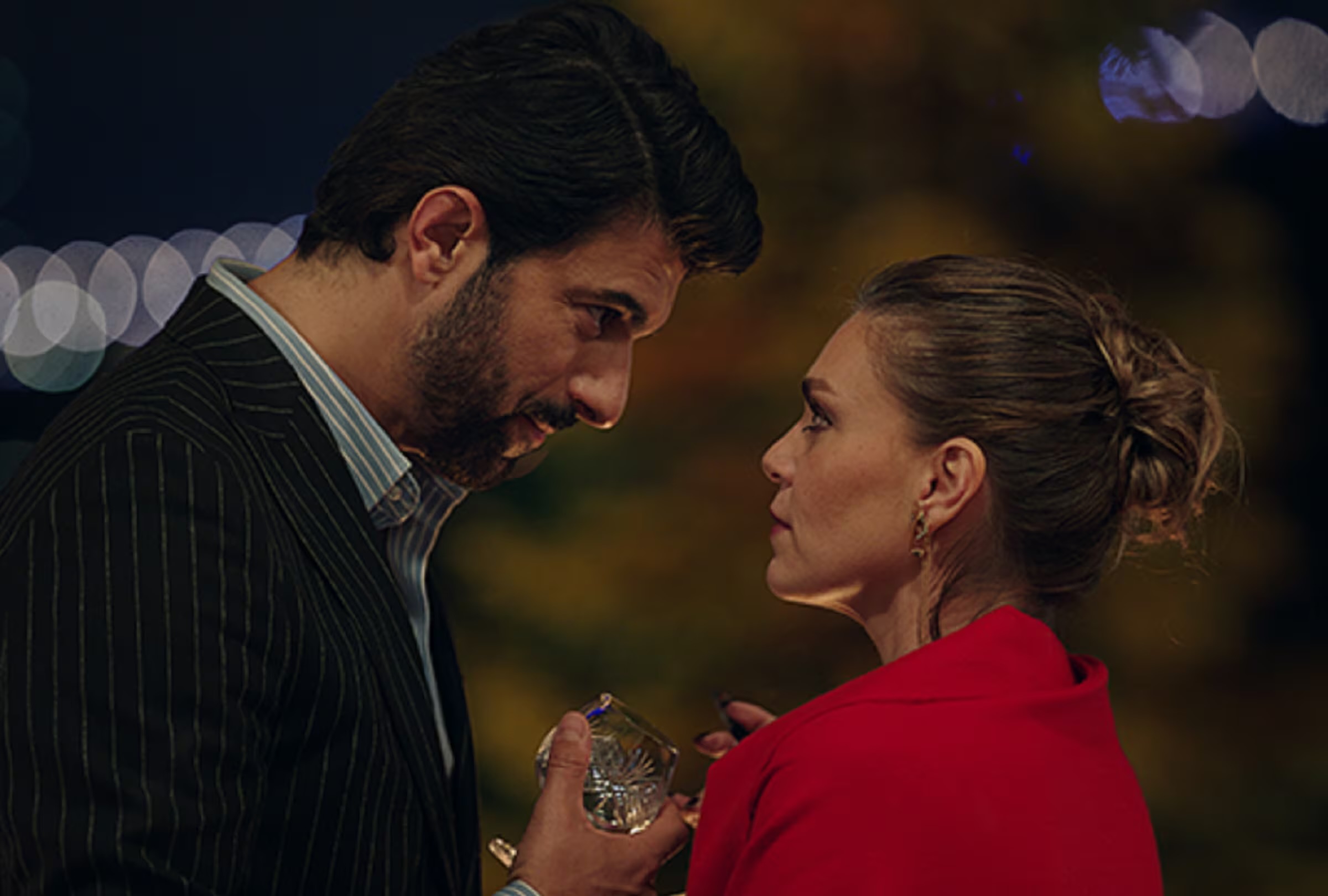 Osman Bulut (Engin Akyürek) y Nihal Baydemir (Asli Enver) en la serie turca 