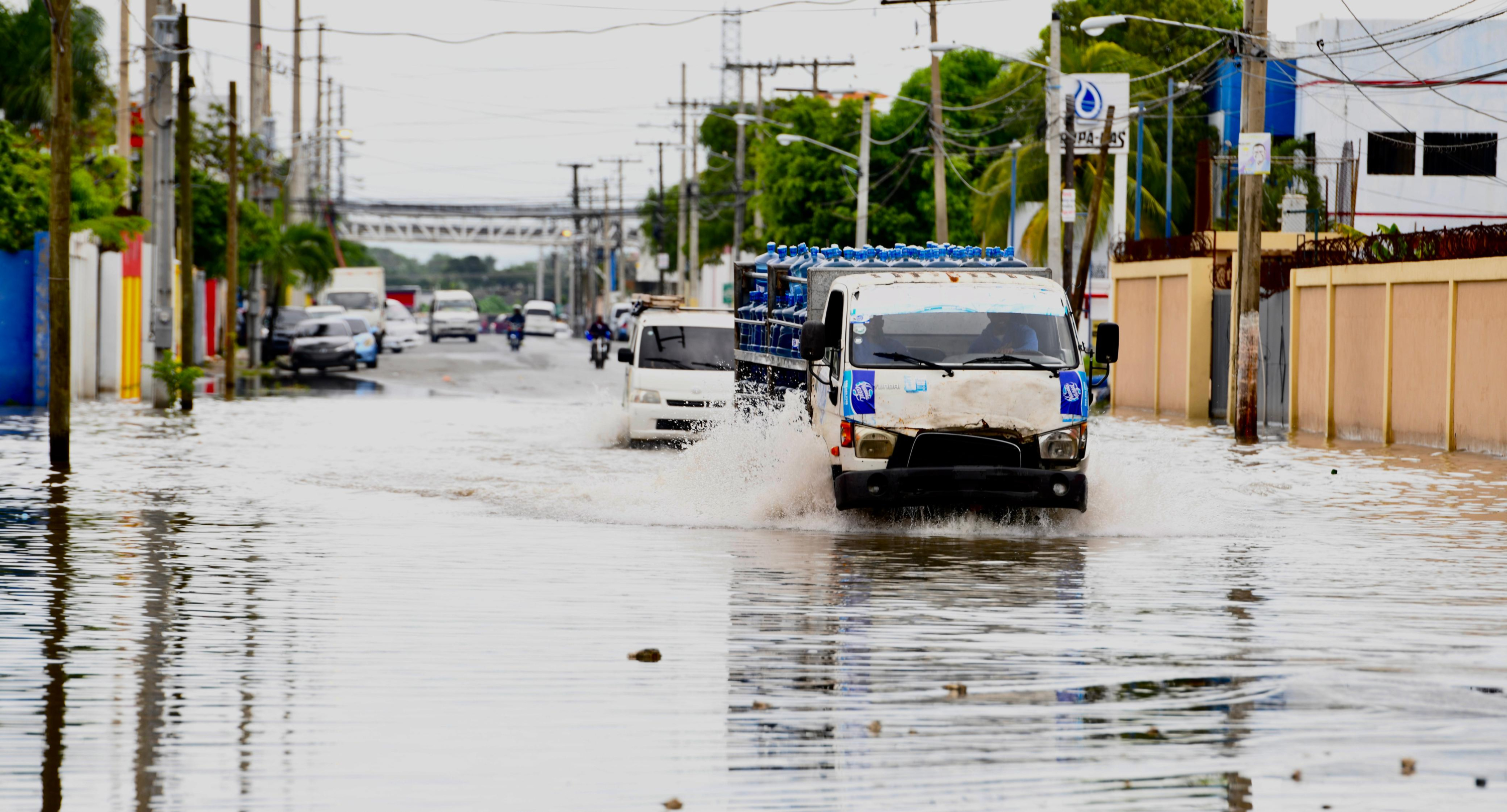 las aceras de la avenida La Pista en El Almirante sin acceso debido al agua estancada en los alrededores.