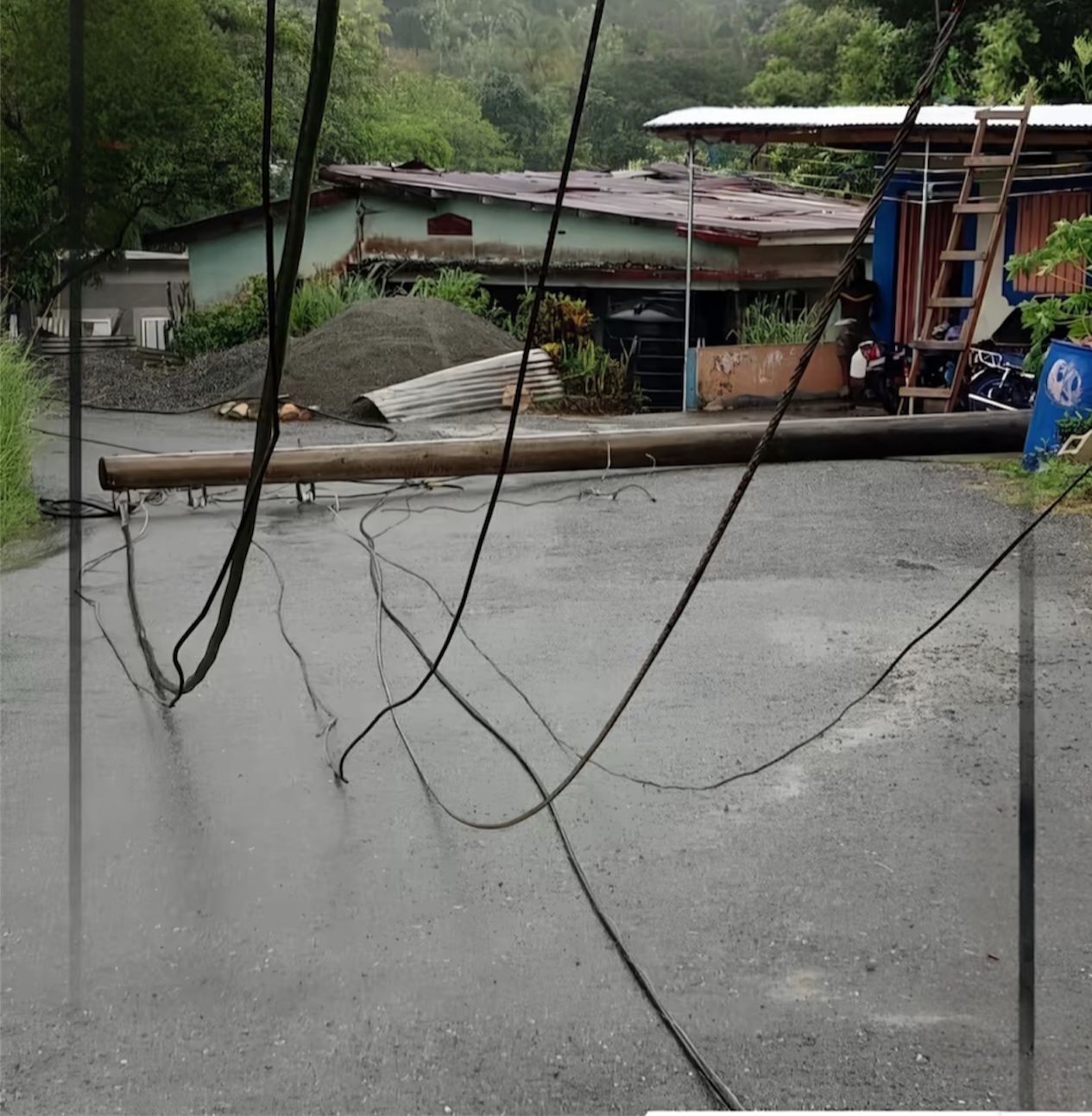 Un poste de electricidad y cables con corriente se derrumbaron en la comunidad de Wilmington, en la División de Morant Bay, el sábado por la tarde, mientras llovía en la zona