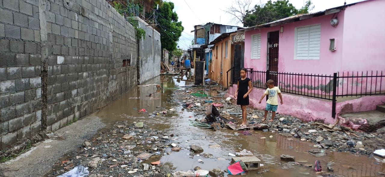 El fenómeno, que descargó lluvias torrenciales pasadas las 4:00 de la tarde del sábado impactó a estos barrios desencadenando la evacuación de familias enteras con niños, envejecientes y adultos, hombres y mujeres