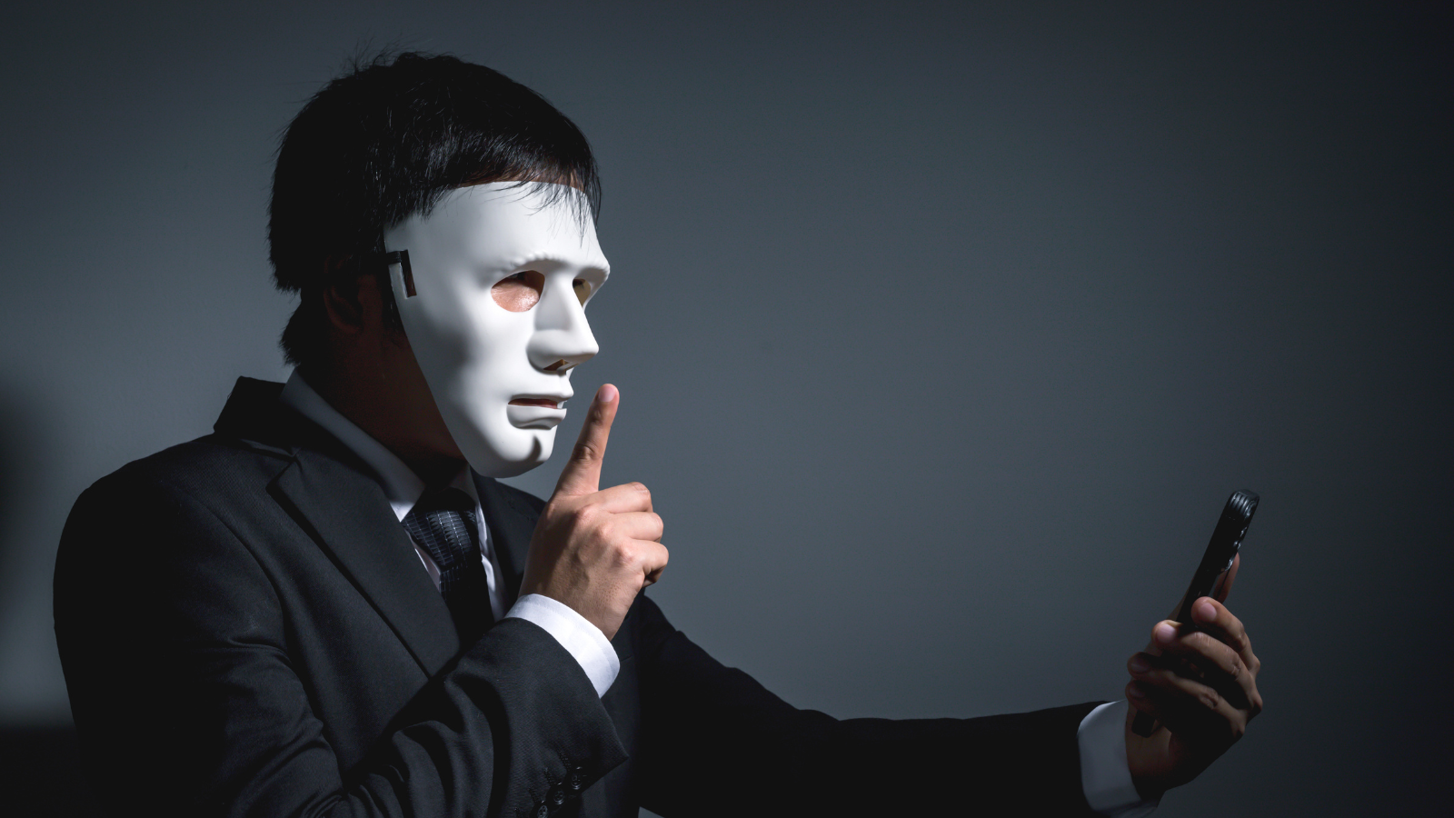 Imagen ilustrativa- hombre oculta su identidad para cometer delitos eléctronicos.