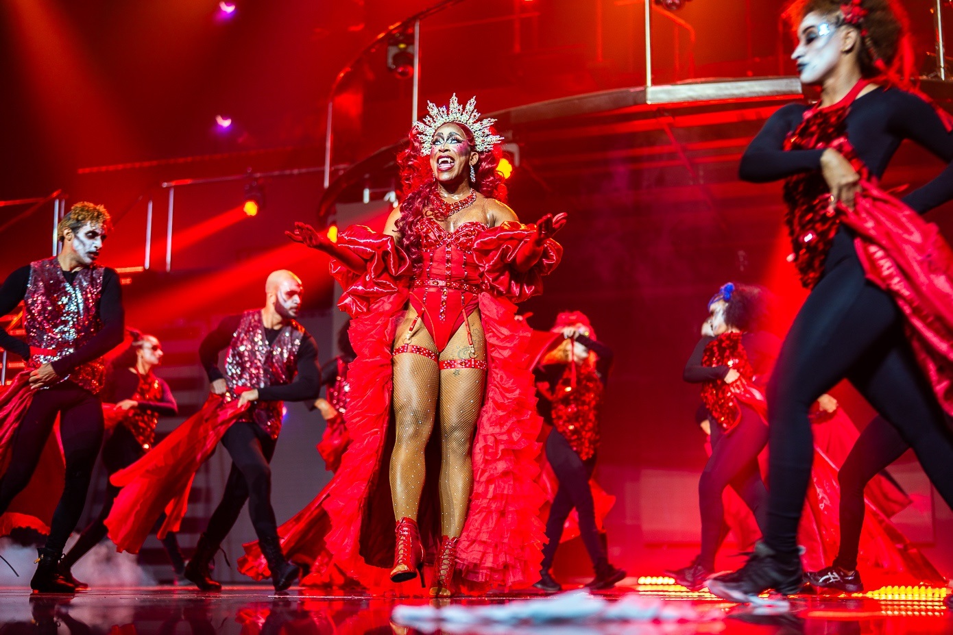 En su décima entrega del espectáculo “Luna de Sangre” rindió homenaje a Lady Gaga con opening “Abracadabra”.