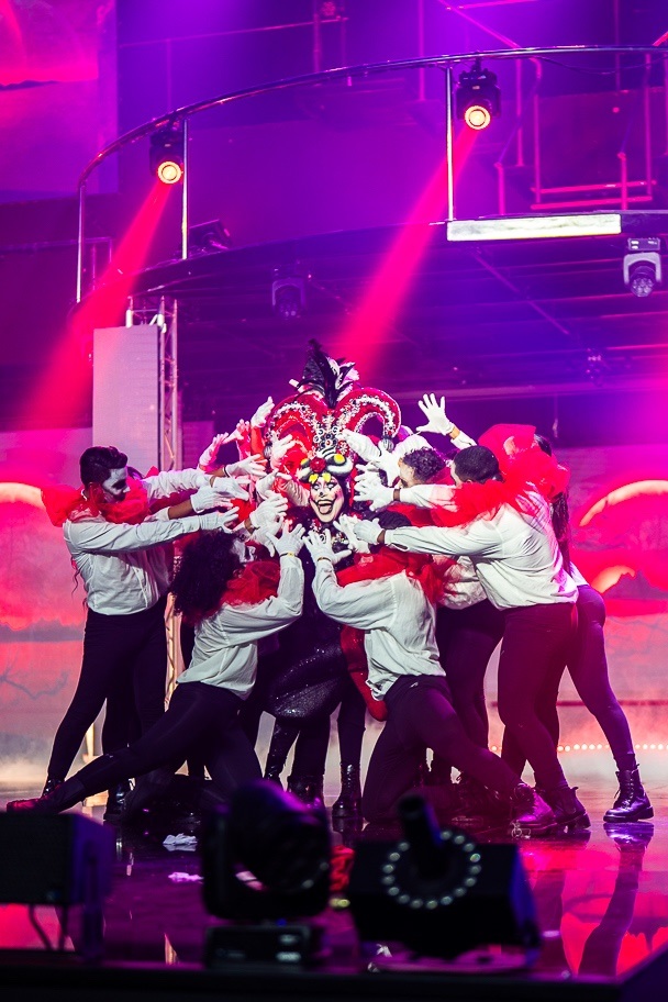 La productora general del espectáculo y directora artística del Lopesan Costa
Bávaro, Roxanna Román Báez, explicó que incluir a Lady Gaga es una forma de
rendir homenaje a una artista que siempre se ha reinventado y roto estereotipos.