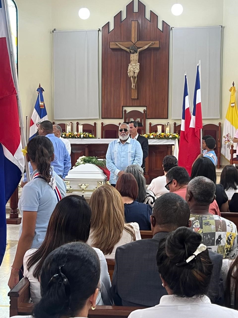 Decenas de personas se reunieron en la Iglesia la Sagrada Familia para rendir tributo a Henry Hierro.