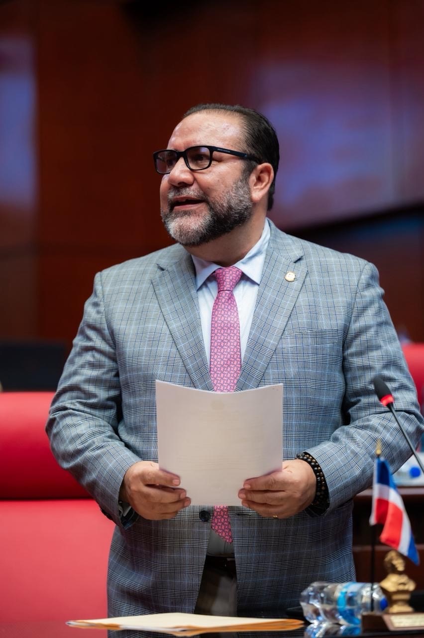 El senador de La Vega, Ramón Rogelio Genao Durán, al motivar el reconocimiento al 