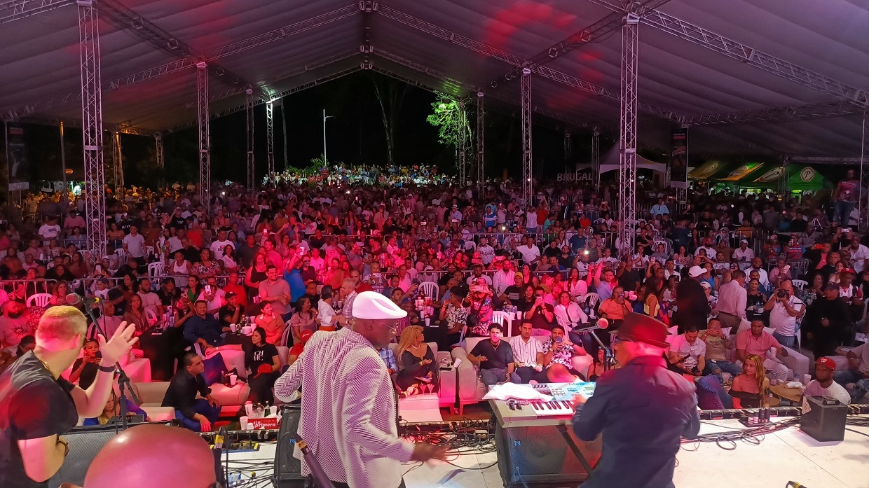 Cuco Valoy y Ramón Orlando frente a la multitud que disfrutó su propuesta musical en la tercera edición del 