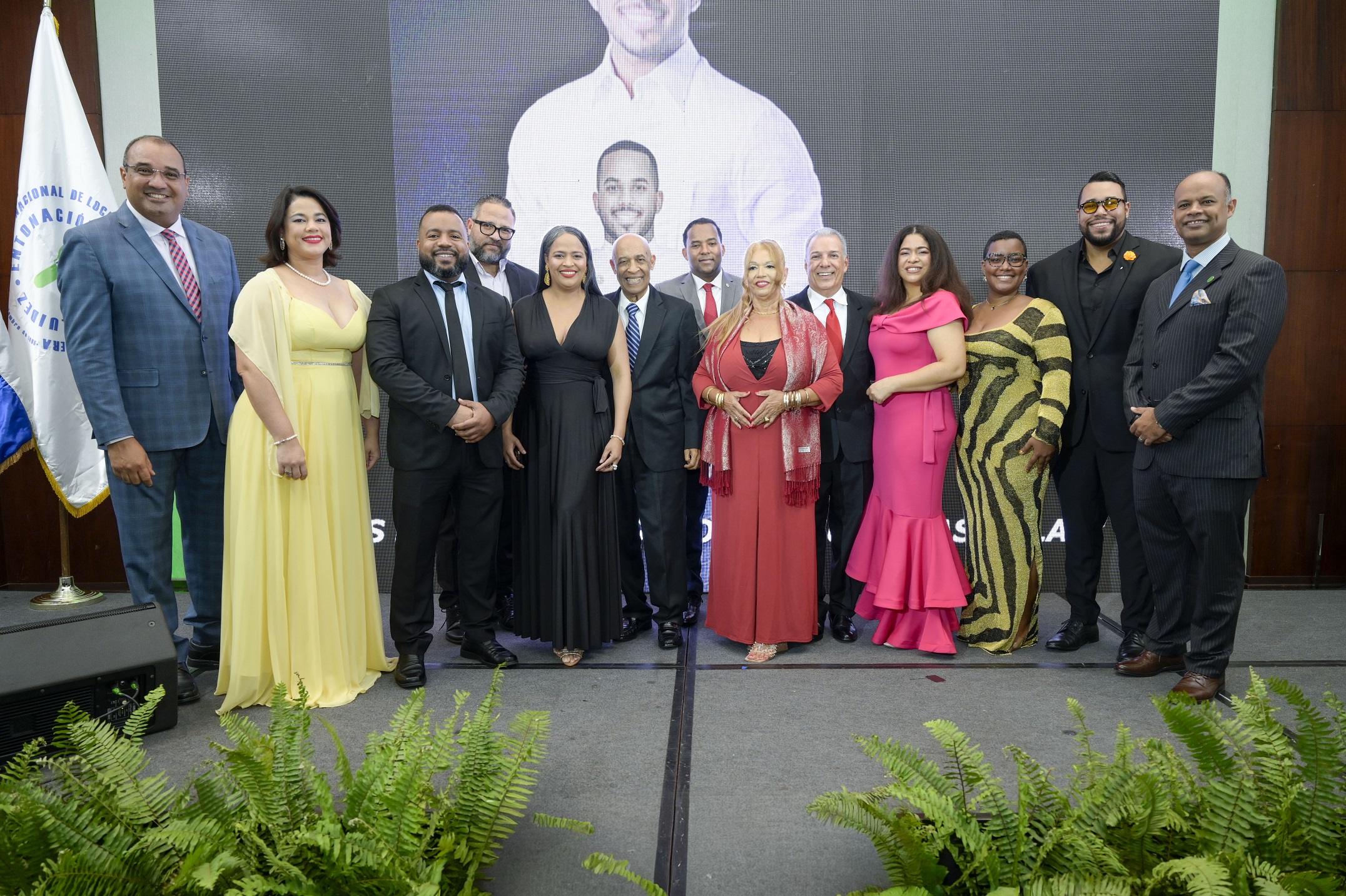 ¡Momentos inolvidables! Miguel Susana y Arianna Rivera junto a destacadas figuras, profesores y directivos de la prestigiosa Escuela Nacional de Locución.