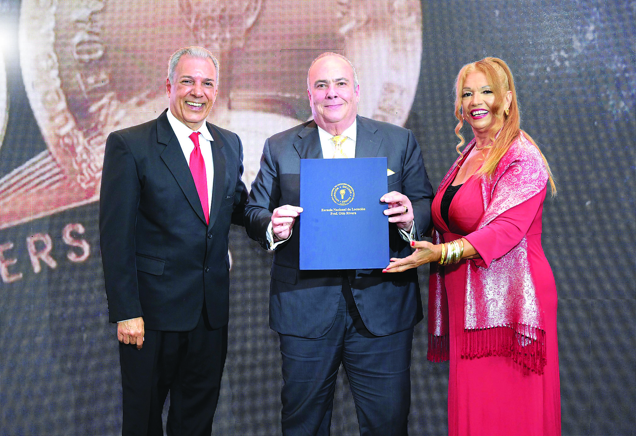 Charlie Mariotti, una voz emblemática dominicana, es honrado por la prestigiosa Escuela Nacional de Locución.