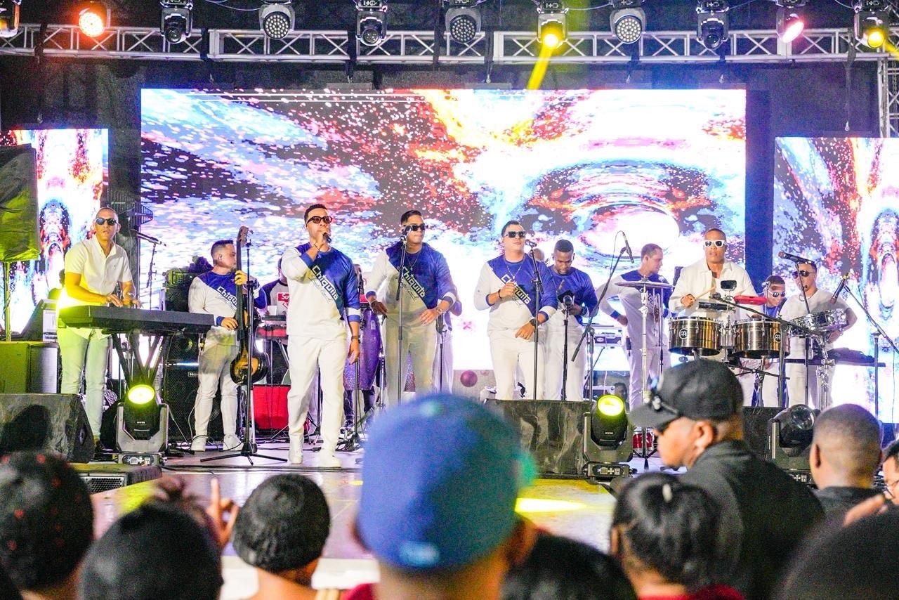 Chiquito Team Band: ¡la explosión de salsa dominicana moderna que encendió la noche con pura elegancia, swing y potencia!