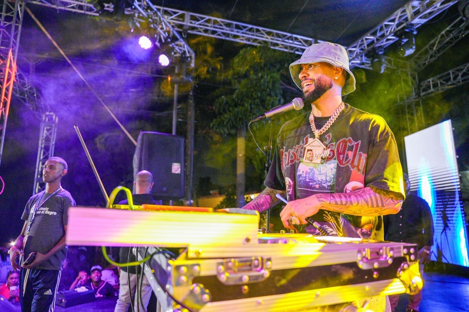 Dj Adoni: el rey de la mezcla puso a todo el mundo a gozar con sus éxitos y mezclas que reventaron la pista.