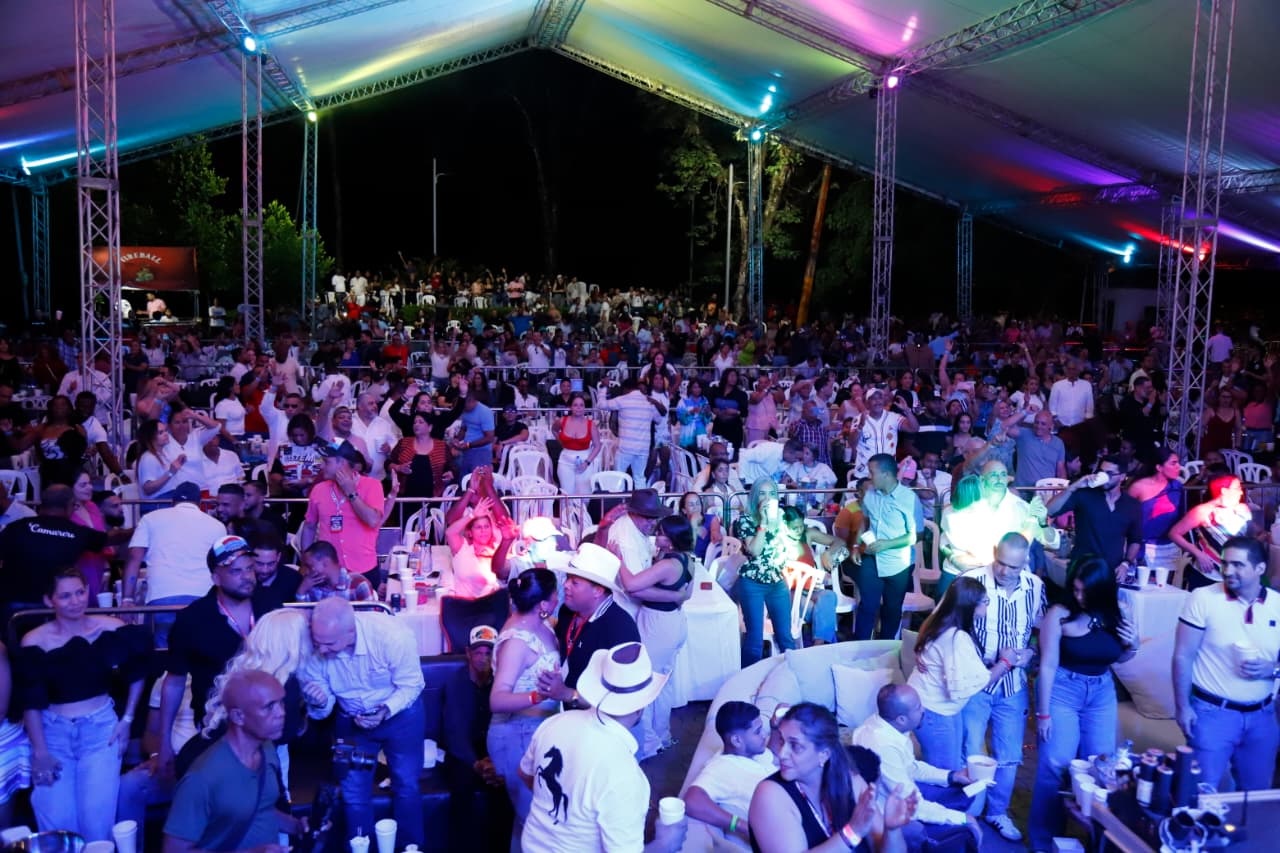 Parte del público que disfrutó más de diez horas de merengue sin parar en Jarabacoa.