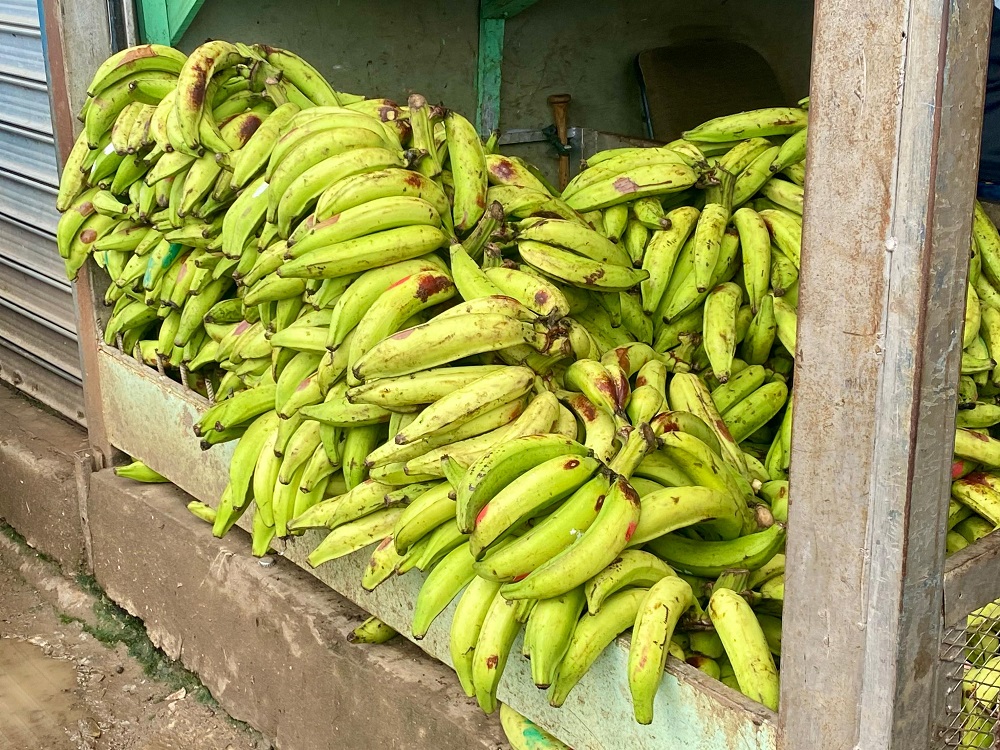 Plátano verde en el mercado.