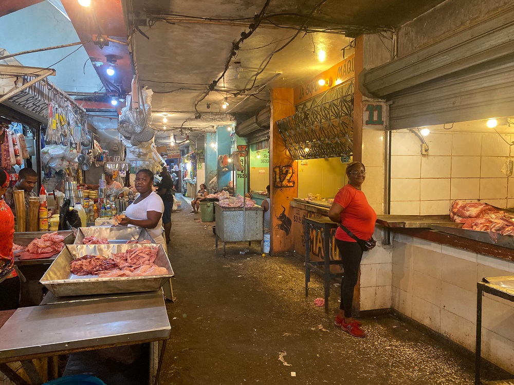 Marisol Mateo comprando en la carnicería del mercado.