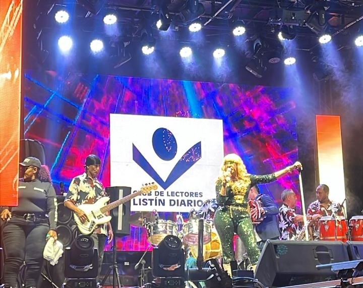 Fefita la Grande figuró en el grupo de merengueros típicos que se presentaron en el 