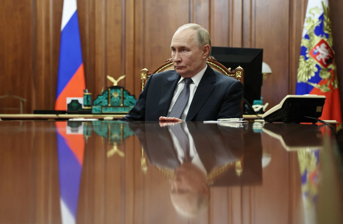 Vladímir Putin sentado en una reunión con el jefe de Crimea en el Kremlin en Moscú