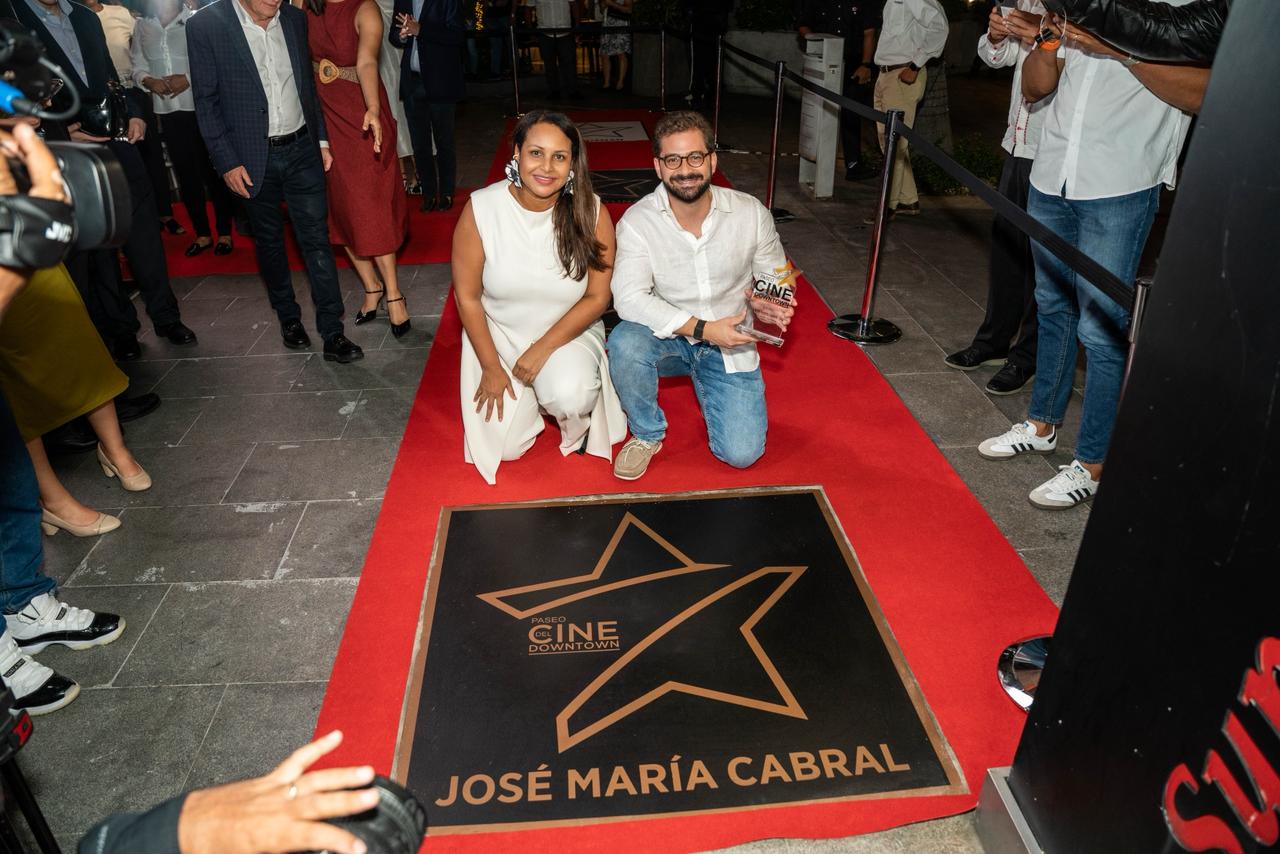José María Cabral y su estrella en “Paseo del Cine Downtown”