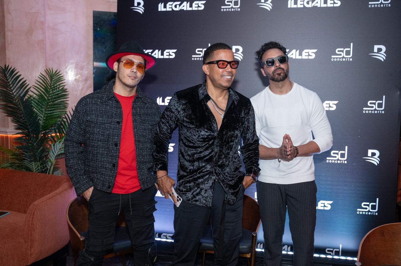 Vladimir Dotel, al centro, junto a Junior Pimentel y David Díaz durante el encuentro de prensa, el 11 de noviembre 2025.