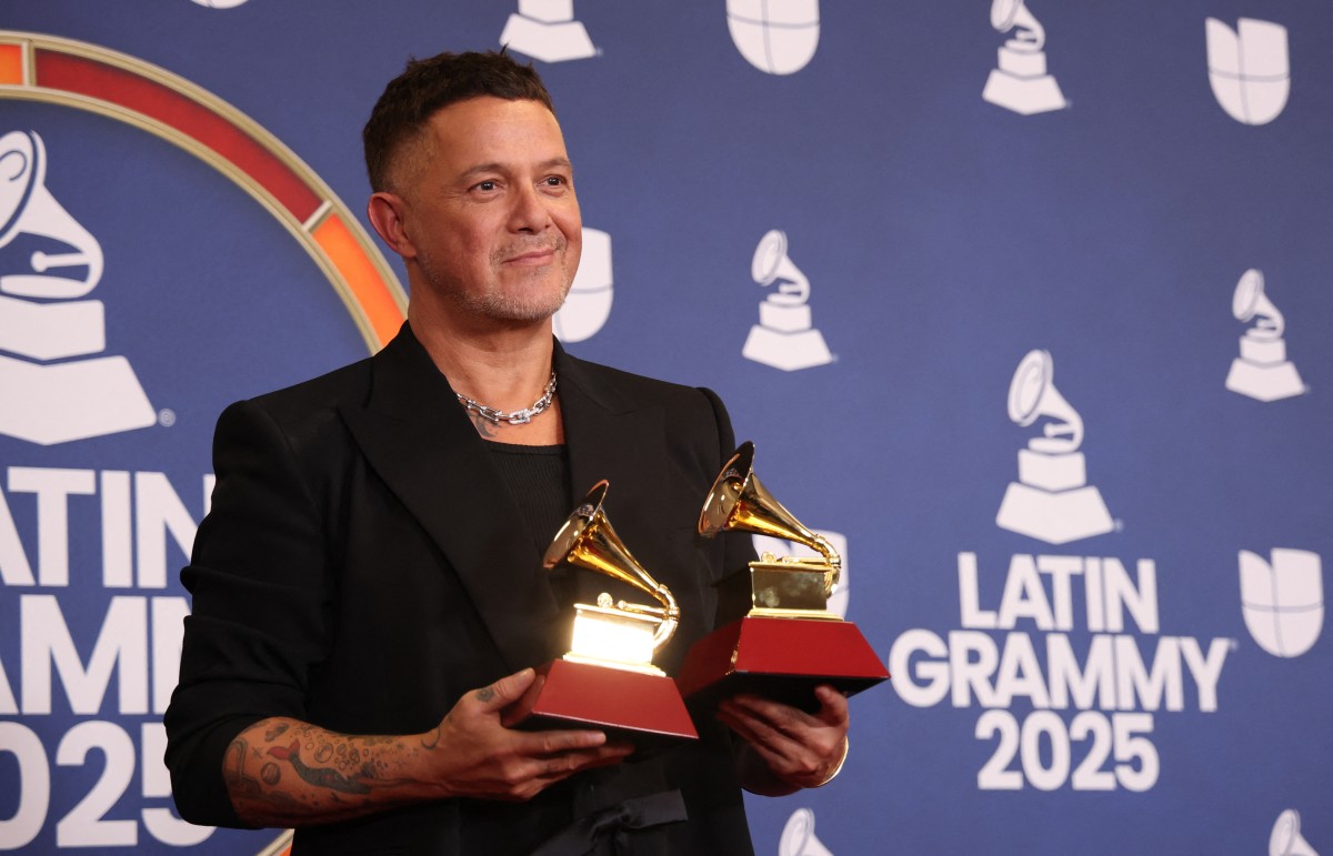 El español Alejandro Sanz sostiene los Latin Grammys ganados la noche del 13 de noviembre en Las Vegas