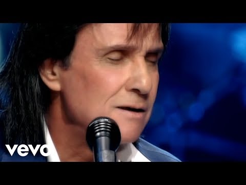 Vídeo oficial de Roberto Carlos de su tema 'Detalles'. Haz clic aquí para escuchar a Roberto Carlos en Spotify: http://smarturl.it/RCSpot?IQid=RCDE

Incluido en Roberto Carlos: En Vivo. Haz clic aquí para comprar el track o el álbum en iTunes: http://smarturl.it/RCEViTunes?IQid=RCDE
Google Play: http://smarturl.it/RCDEPlay?IQid=RCDE
Amazon: http://smarturl.it/RCEVAm?IQid=RCDE

Más de Roberto Carlos
Esse Cara Sou Eu: https://youtu.be/fxtkVjBoDGg
Ese Tipo Soy Yo: https://youtu.be/G0DUVB7_P3A
Propuesta: https://youtu.be/2UtsxD_Zi5w

Pincha aquí http://smarturl.it/LM70Playlist?IQid=RCDE para escuchar más vídeos de buen Lo Mejor de los 70's

Sigue a Roberto Carlos
Página web: http://www.robertocarlos.com/
Facebook: https://www.facebook.com/RobertoCarlosOficial

Suscríbete al canal de Roberto Carlos en YouTube: http://smarturl.it/RCSub?IQid=RCDE
---------

Letras:

No ganas al intentar el olvidarme 
durante mucho tiempo en tu vida yo voy a vivir 
detalles tan pequeños de los dos 
son cosas muy grandes para olvidar 
y a toda hora van a estar presentes, ya lo veras 
si otro hombre apareciera por tu ruta 
y esto te trajese recuerdos mios, la culpa es tuya 
el ruido enloquecedor de su auto