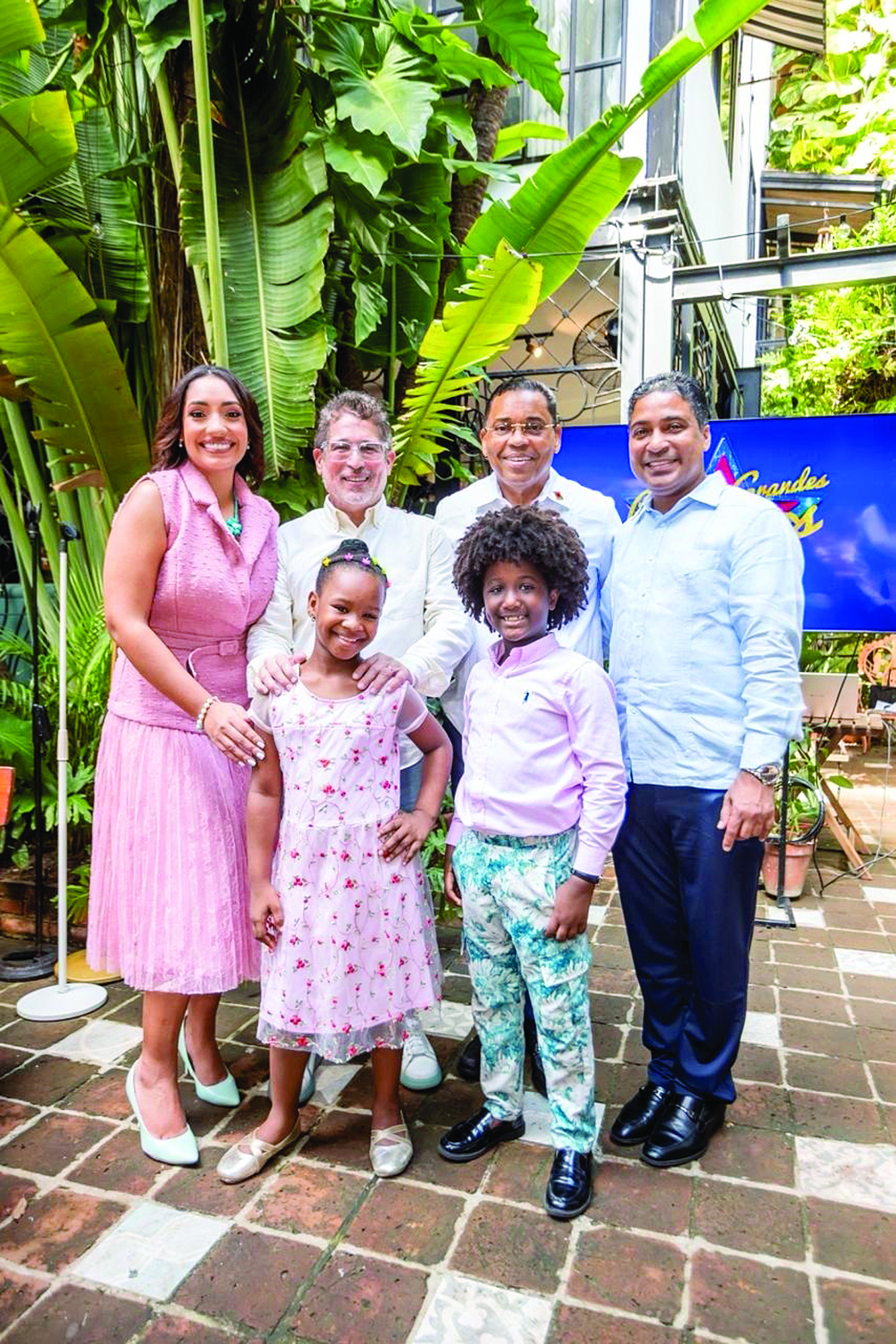 Laura Guzmán, Iván Ruiz, Ramón Álvarez y Ángel Laureano junto a los niños Sheirelis Cabral y Aitor Rodríguez durante el “networking brunch” de preventa de Pequeños Grandes Talentos.