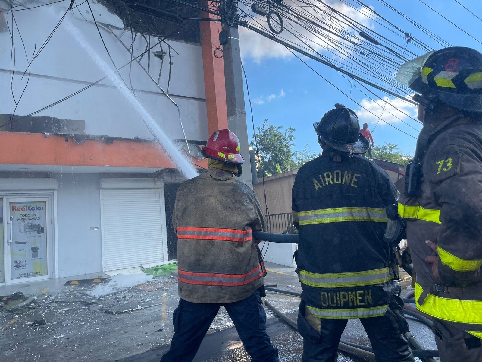 Los bomberos en su intenso trabajo para apagar las llamas en el siniestro del depósito de Prodacom.