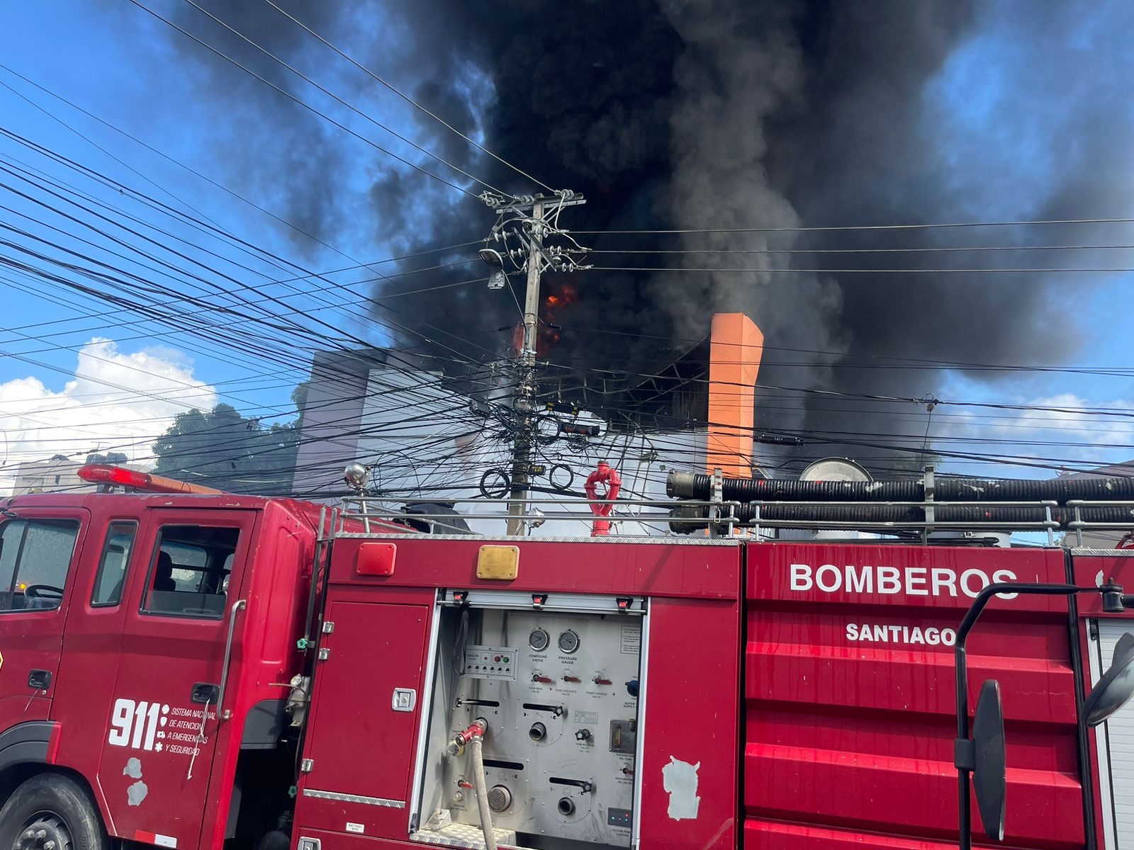 Un fuego masivo consume el depósito de la empresa de tecnología Prodacom en Santiago.