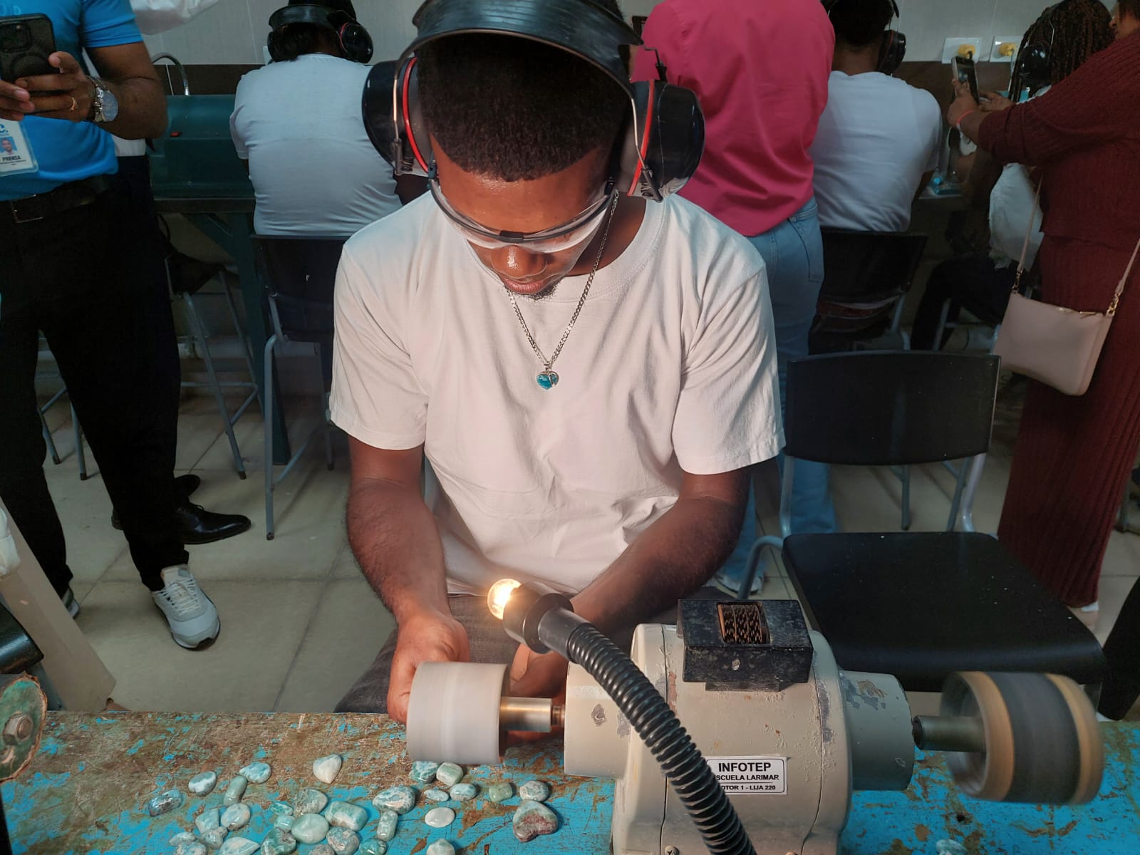 Más de 2250 empleos son generados en la provincia por la industria minera del Larimar.