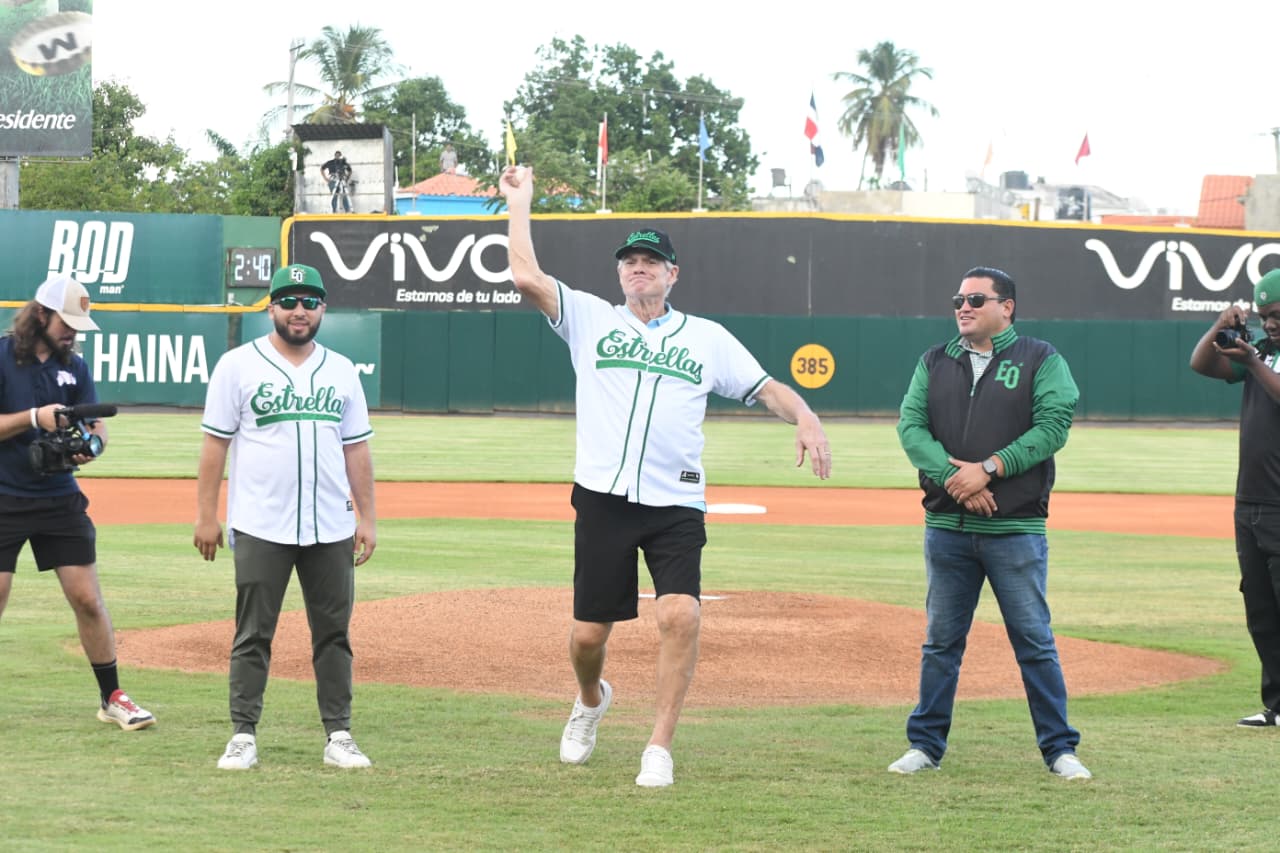 Dale Murphy, una otrora estelar jugador de las Grandes Ligas que previamente había reforzado a las Estrellas en la temporada 1977-78, realiza el lance de honor del partido.