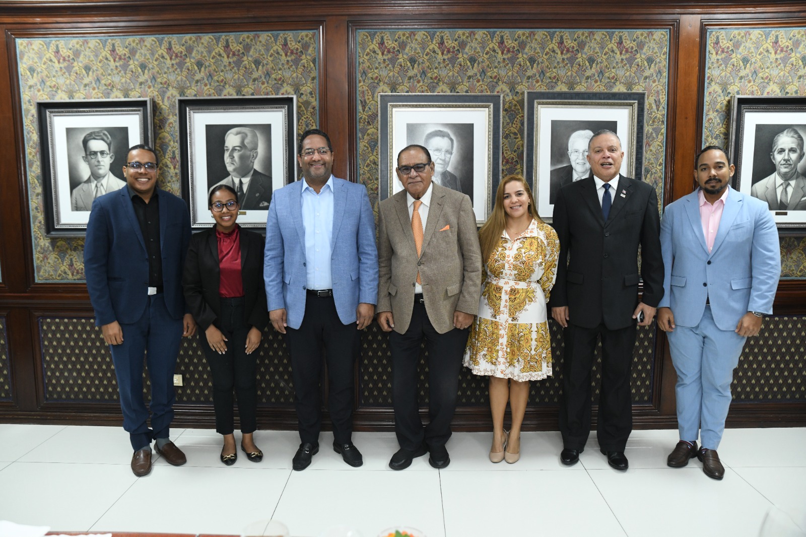 Participantes y anfitriones luego de finalizar el desayuno en la sede del Listín.