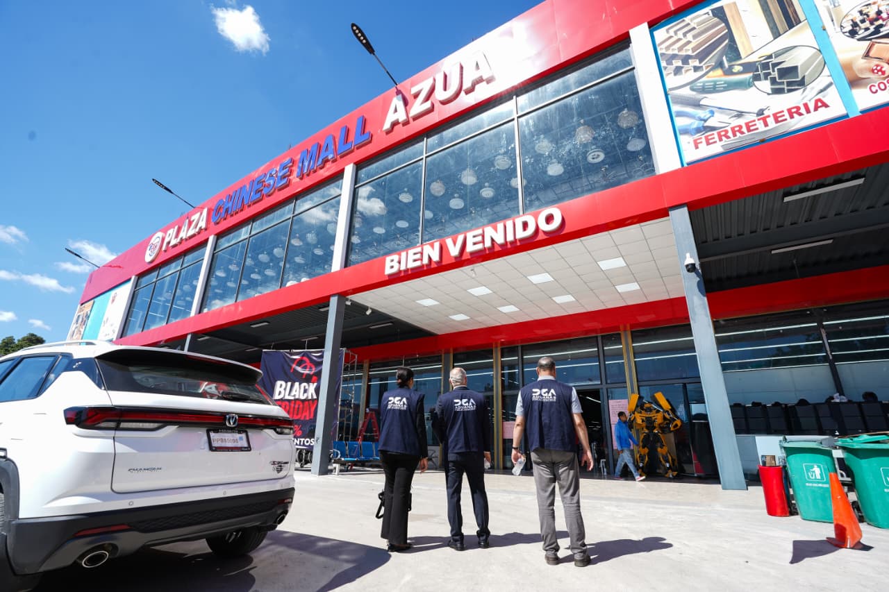 Tienda china intervenida por la Dirección General de Aduanas (DGA).