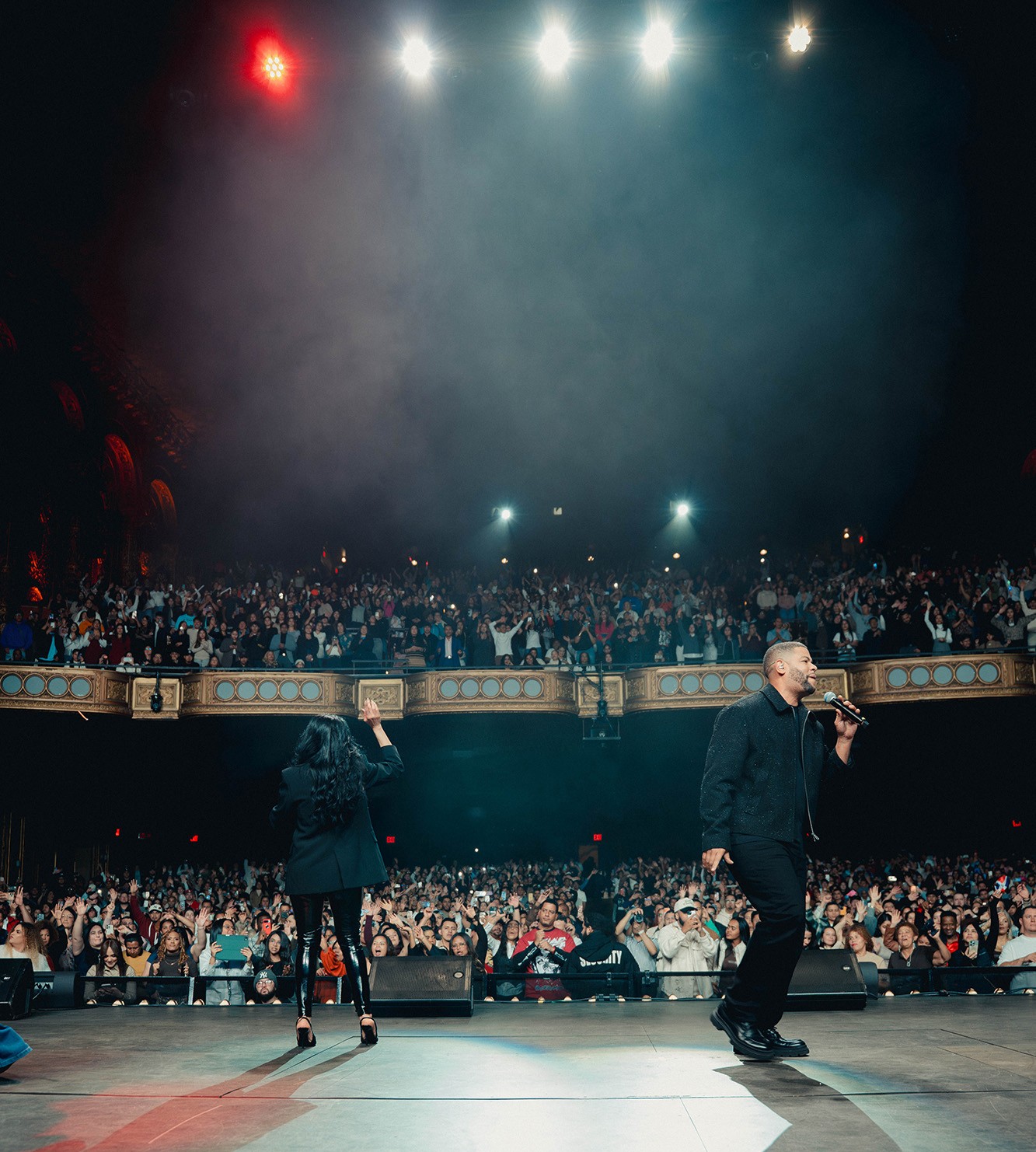 Evelyn Herrera y Juan Carlos Rodríguez ante la multitud en el Teatro United Palace de Nueva York.