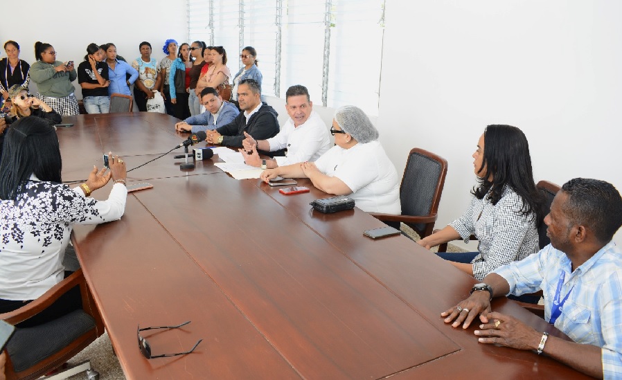 Reunión en el parque de ZF de Baní.