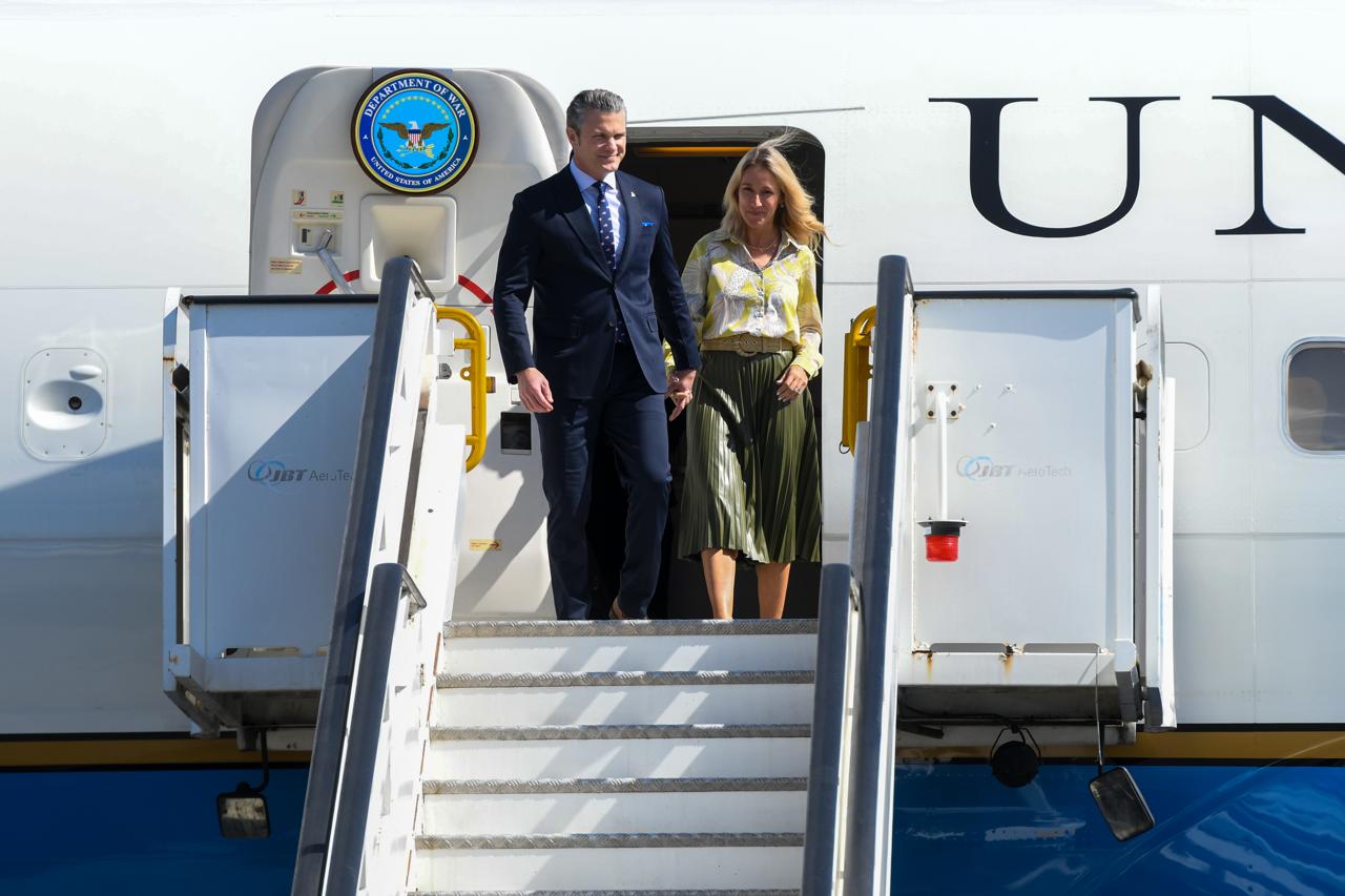 Llegada del secretario de guerra de los Estados Unidos, Pete Hegset y su esposa Jennifer Rauchet a Santo Domingo, el 26 de noviembre de 2025