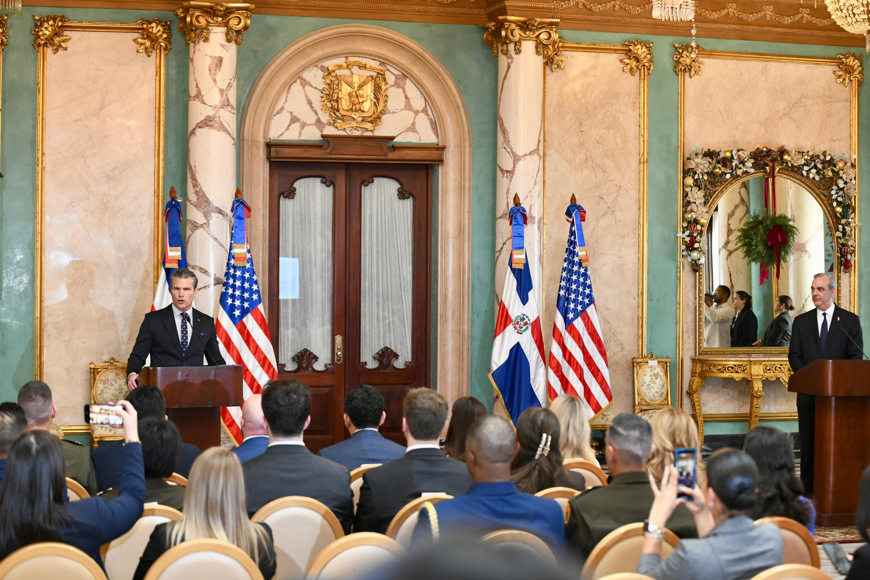 Pete Hegseth, secretario de Defensa de los Estados Unidos, en el Palacio Nacional de República Dominicana junto al presidente dominicano Luis Abinader