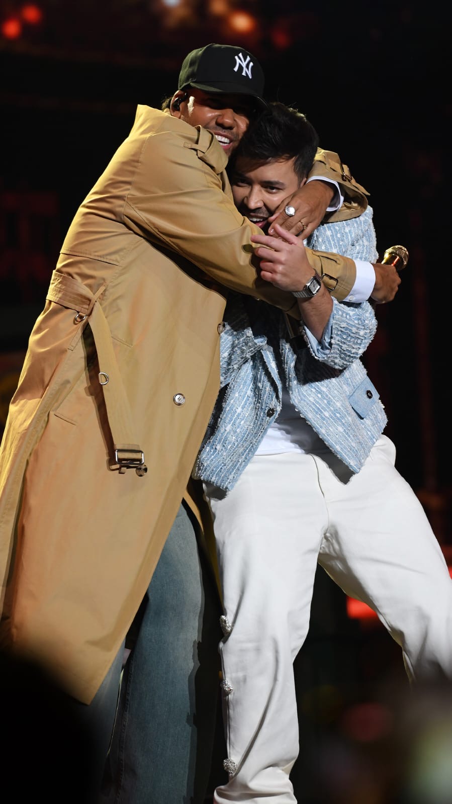 Romeo Santos y Prince Royce durante la fiesta de escucha de su álbum juntos, “Better Late Than Never”, en el Madison Square Garden de Nueva York, el 26 de noviembre de 2025.